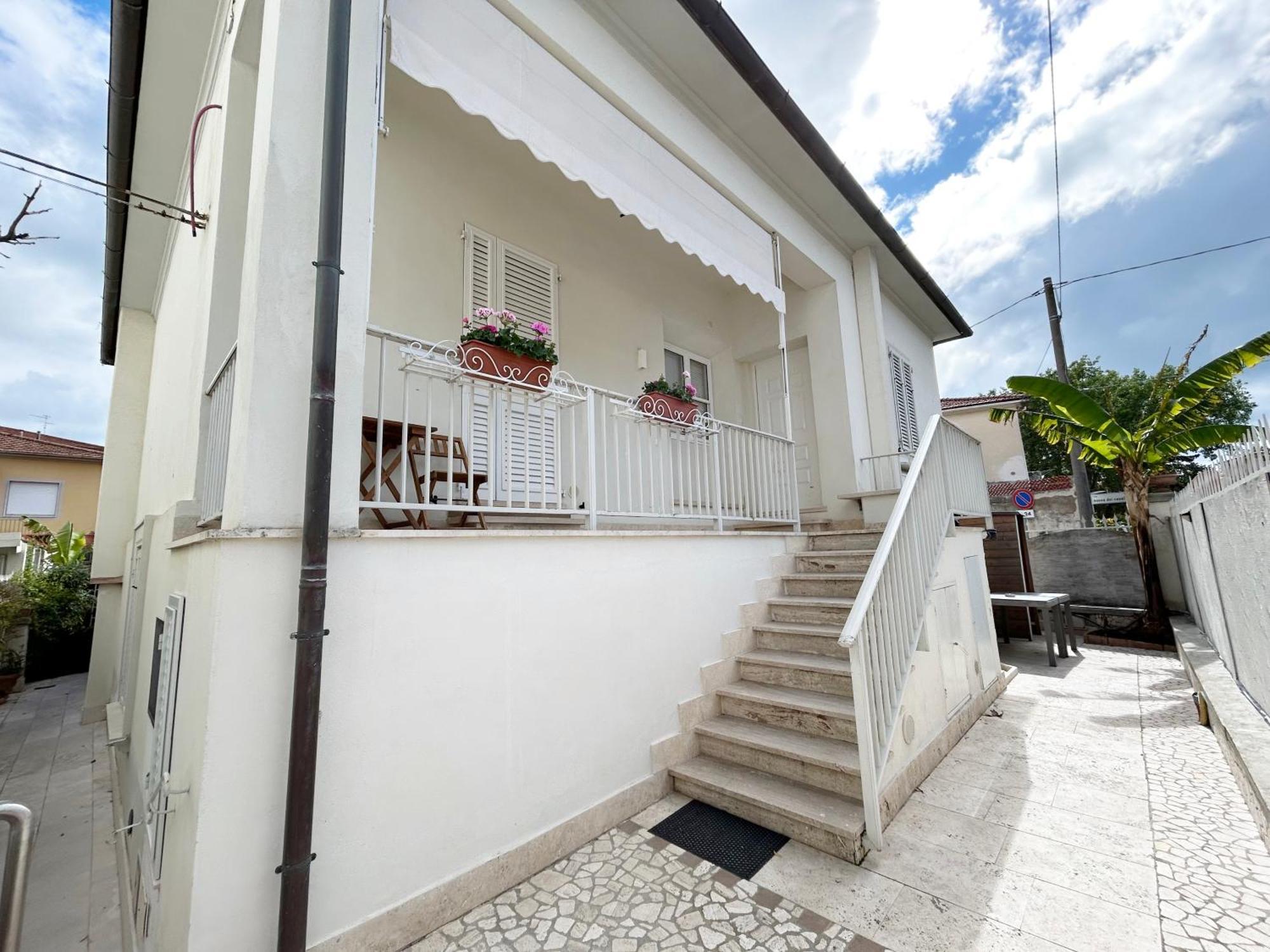 La Casa Di Rosi Al Mare Lägenhet Vada Exteriör bild
